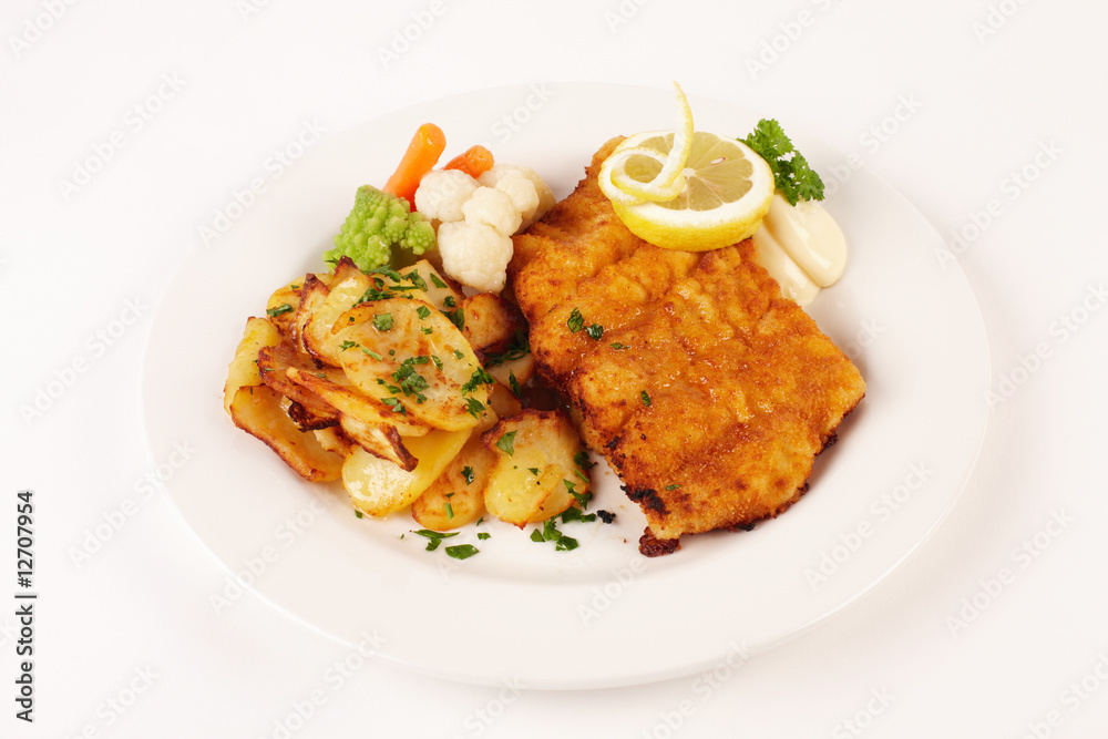 paniertes Seelachsfilet mit Bratkartoffeln