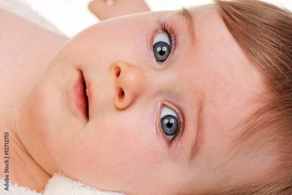 Kopf Porträt eines Kleinkindes - Baby mit großen Augen Kopf Porträt eines Kleinkindes - Baby mit großen Augen