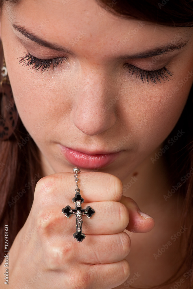 Betende Mädchen Hände mit einem Kreuz