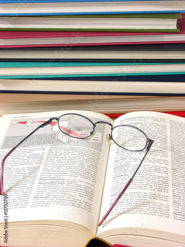 Lexikon mit Lesebrille/encyclopaedia with reading glasses