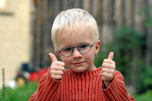 Blonder Junge mit Daumen hoch