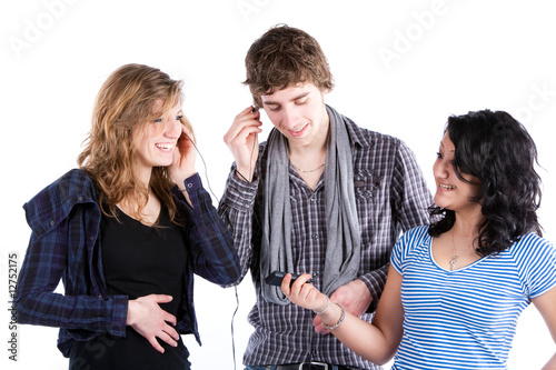 Trois jeunes écoutent de la musique