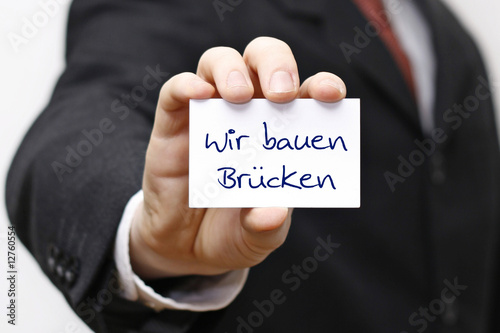 Schild oder Karte mit wir bauen Brücken