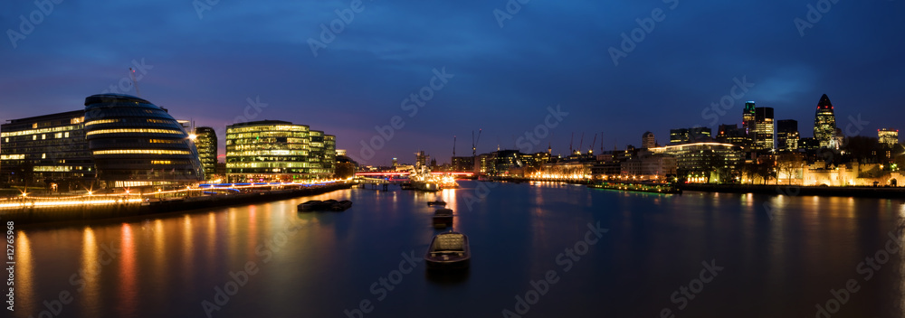 Fototapeta Panoramę Londynu o zmierzchu.w tym ratusz, korniszon,