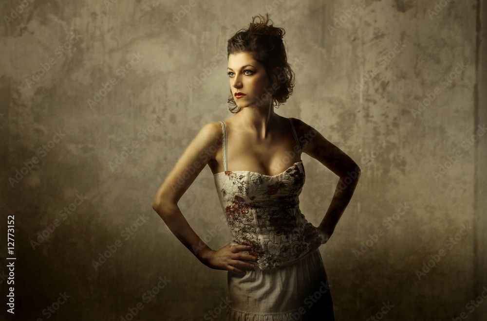 Fototapeta Zmysłowa młoda kobieta w pięknej sukience