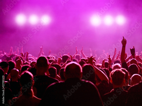 Menschenmenge bei Konzert in magenta