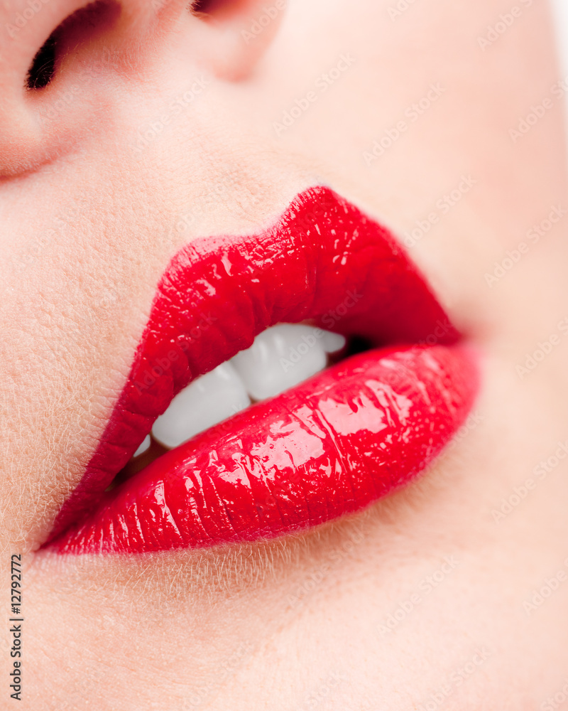 Rote Lippen und strahlend weiße Zähne Rote Lippen und strahlend weiße Zähne