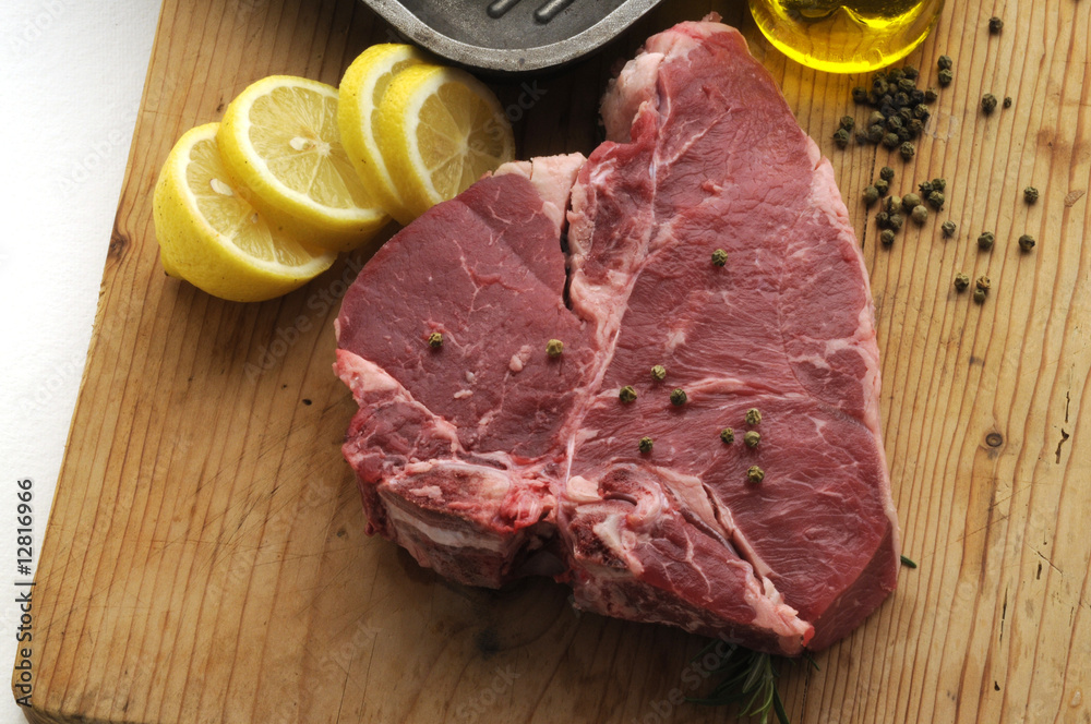 Bistecca fiorentina cruda - Piatti tipici della toscana Bistecca fiorentina cruda - Piatti tipici della toscana