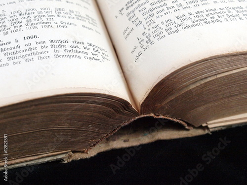 Aufgeschlagenes Gesetzbuch von 1896