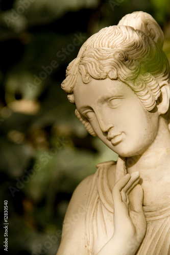 Escultura de mujer en el parque