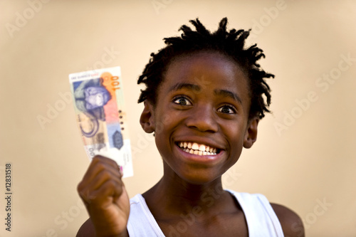Junge lachend, mit Geld