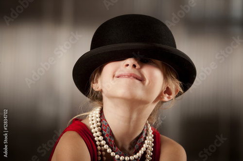 Картината върху платно Girl with her face in her hat