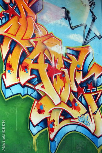 graffiti de lettres enchevetrées © emanelda