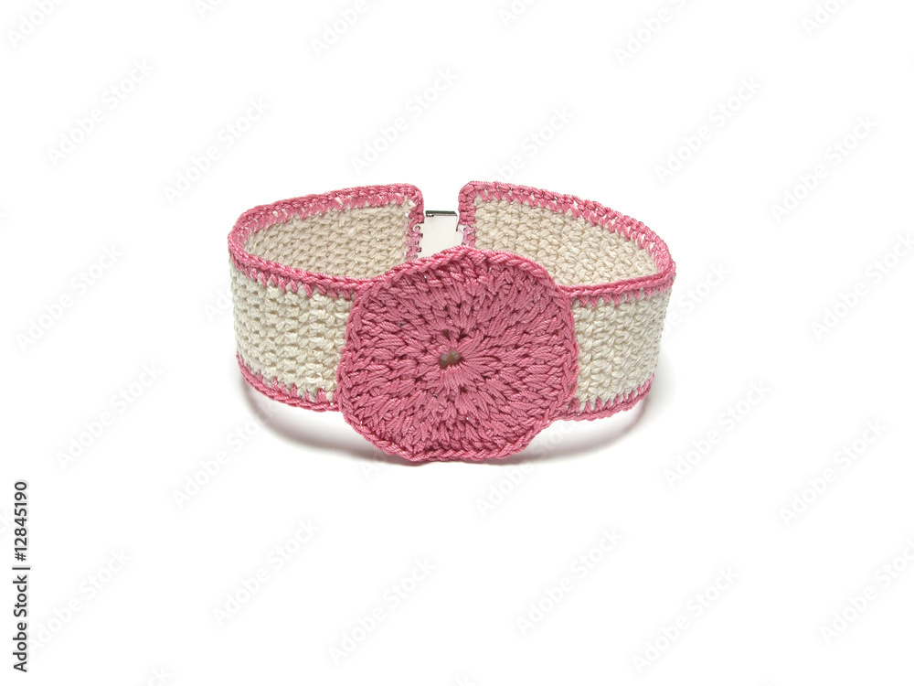 Selbstgemachtes gehäkeltes Kropfband mit rosa Kreismotiv Selbstgemachtes gehäkeltes Kropfband mit rosa Kreismotiv