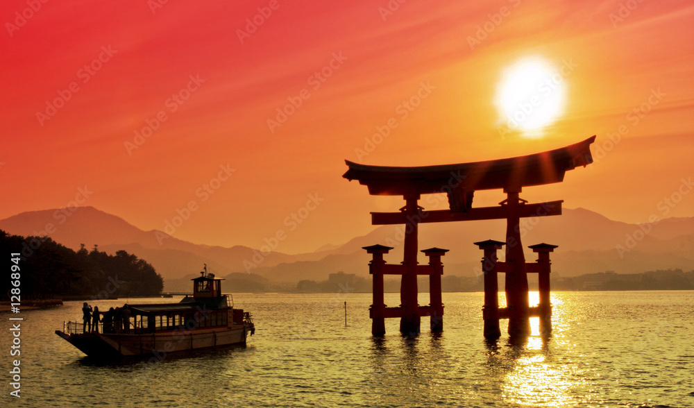 Sunset view of Torii gate, Miyajima, Japan - obrazy, fototapety, plakaty 