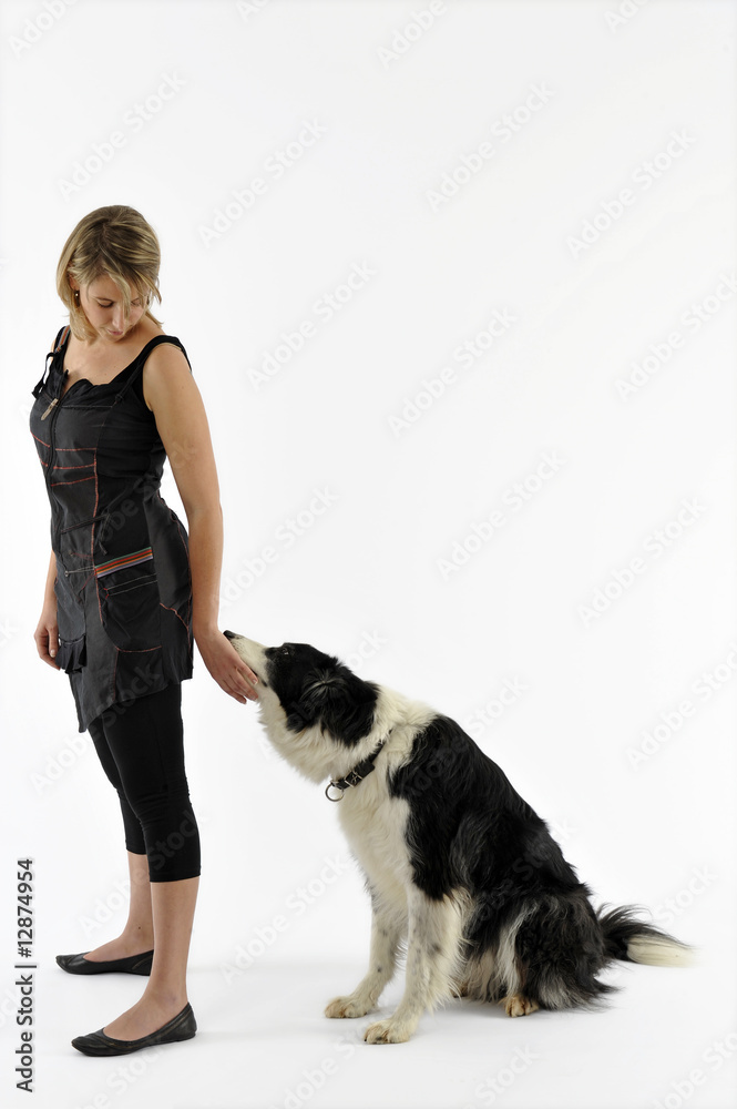 jeune femme dos tourné à son chien immobile - tour,jeu