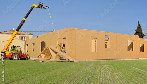 la maison en bois dans le champs photo