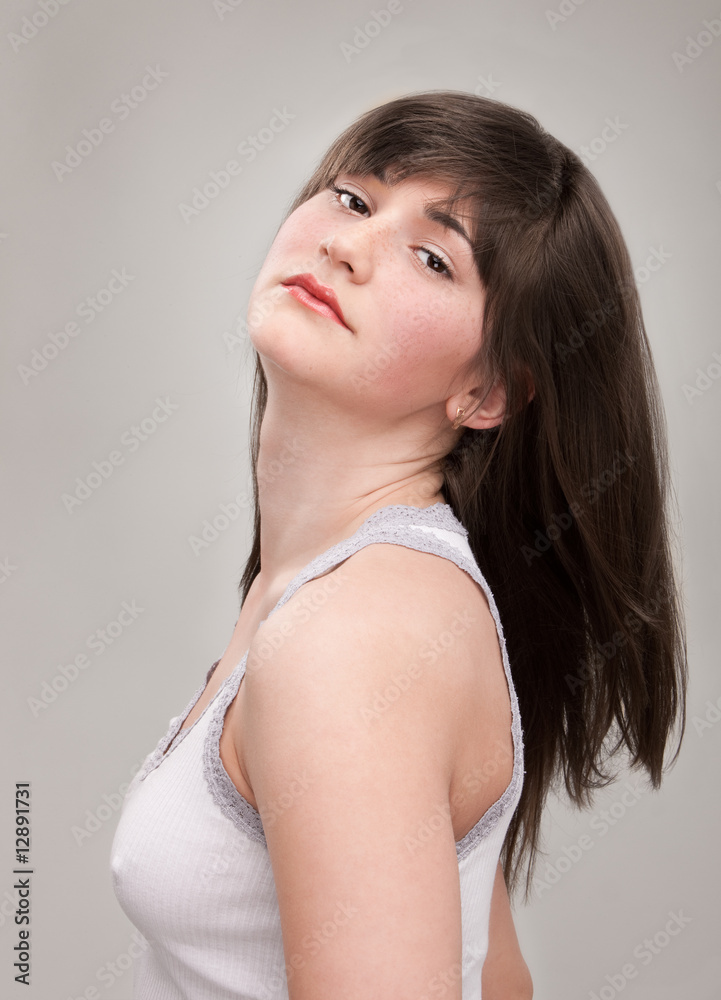 Naklejka premium Young girl with freckles