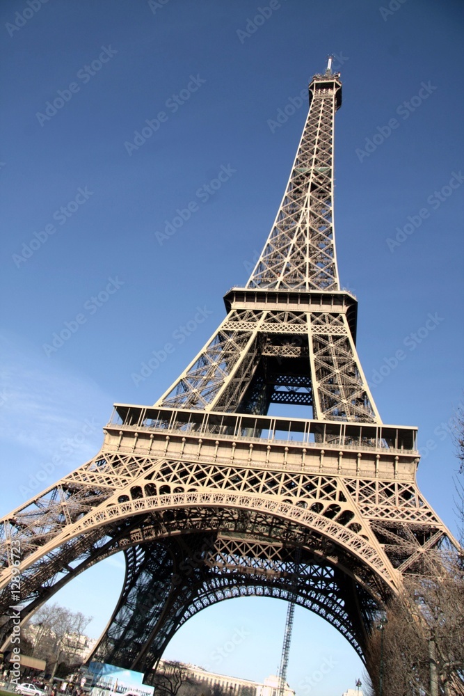 Tour Eiffel penchée vers la droite