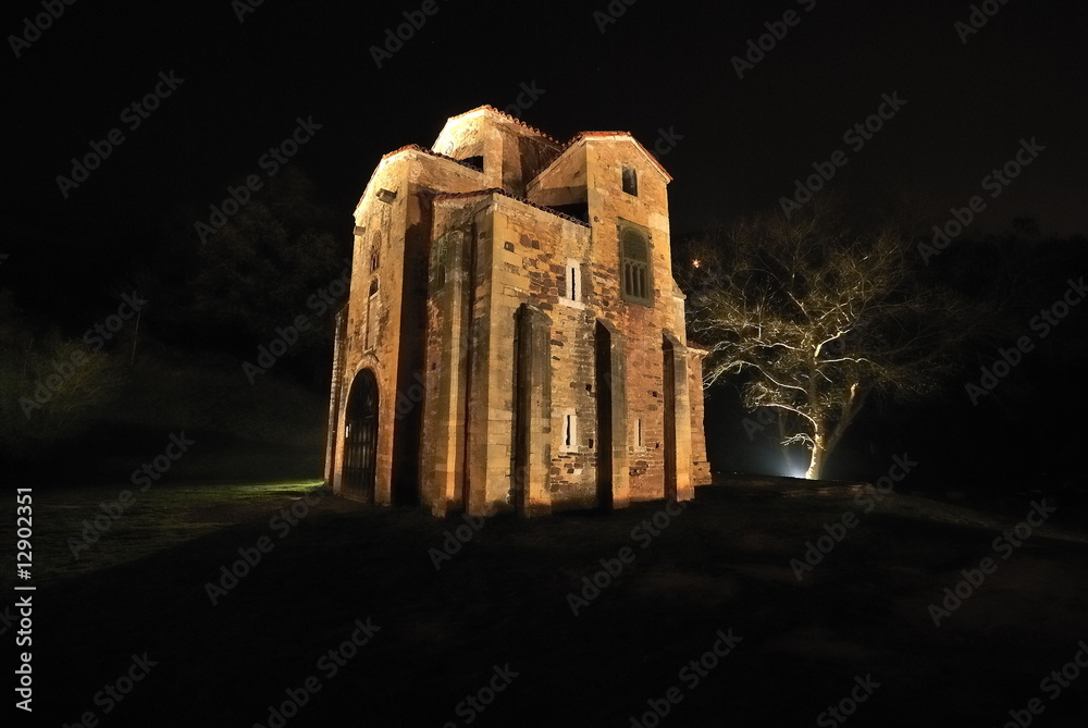 Obraz premium San Miguel de Lillo w nocy