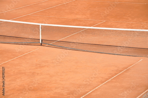 court de tennis sur terre batue et filet © Claireliot