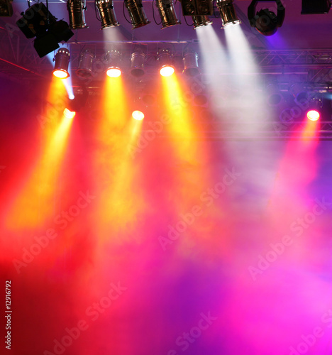 Orange-rote Lichtkegel auf der Bühne