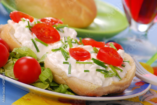 sandwich with cottage cheese and tomato