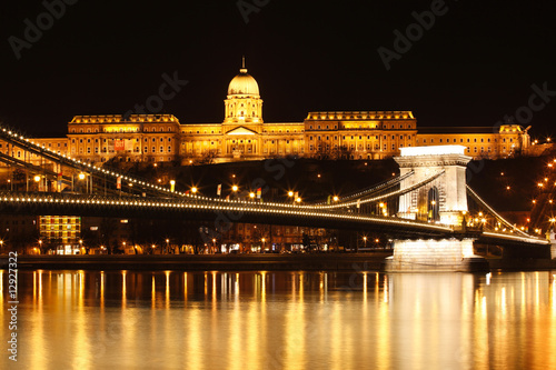 chain bridge in budapest at night