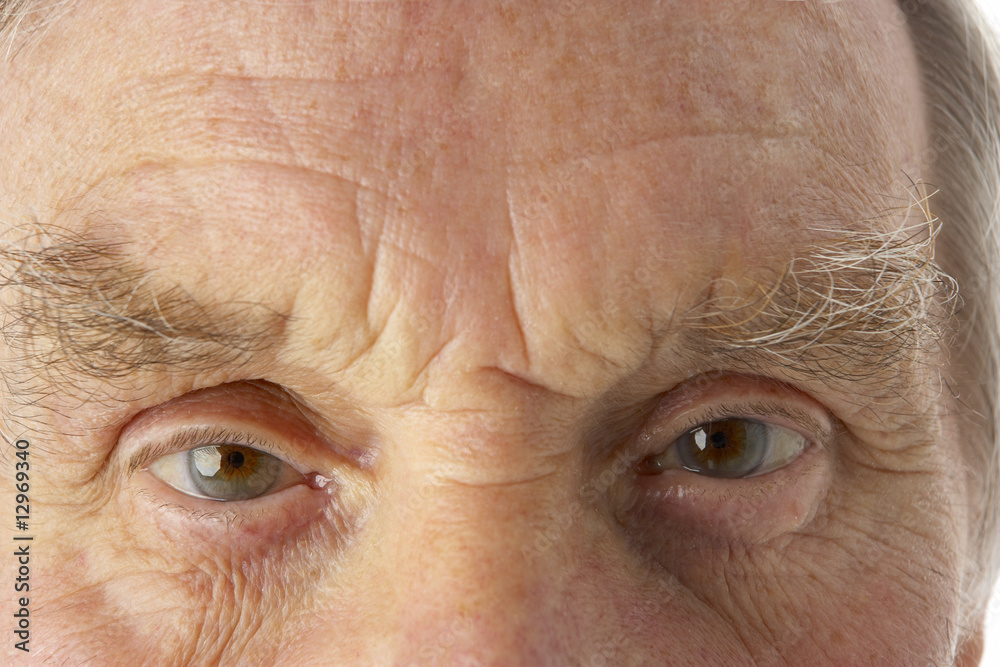 Старые глазки. Глаза пожилого человека. Глаза пожилого мужчины.