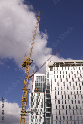Obraz na płótnie Bau eines Wolkenkratzers in Frankfurt am Main w salonie