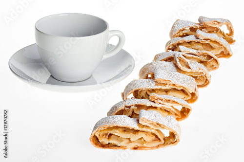 Tasse und Apfelstrudel-Scheiben mit Puderzucker