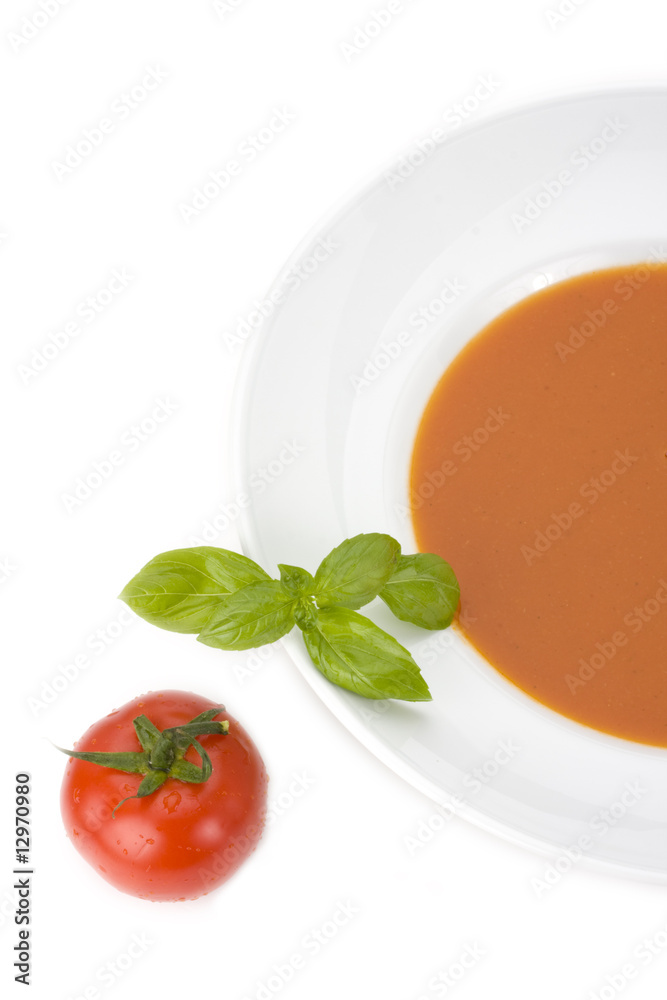 hausgemachte Tomatensuppe in einem weißen Teller hausgemachte Tomatensuppe in einem weißen Teller