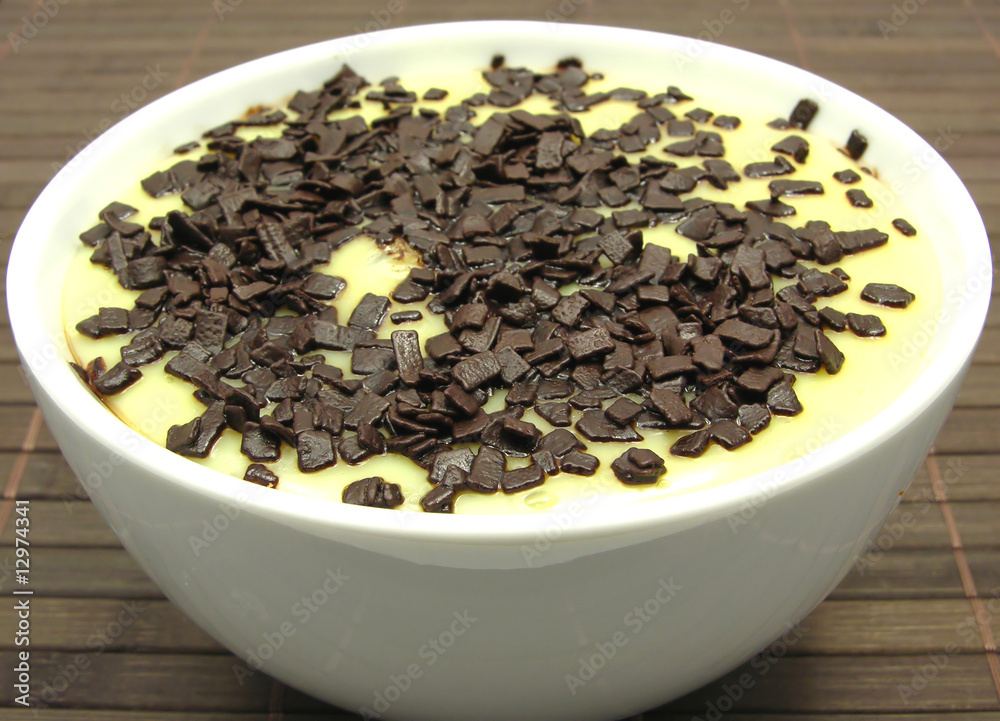 Vanillepudding in Porzellanschale mit Schokostreusel Vanillepudding in Porzellanschale mit Schokostreusel