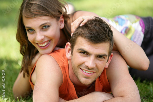 Jeune couple allongés dans l'herbe