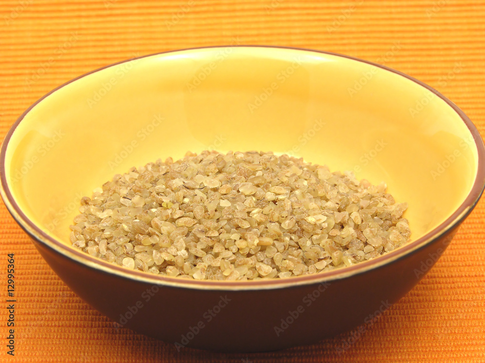 Bulgur in einer Keramikschale Bulgur in einer Keramikschale