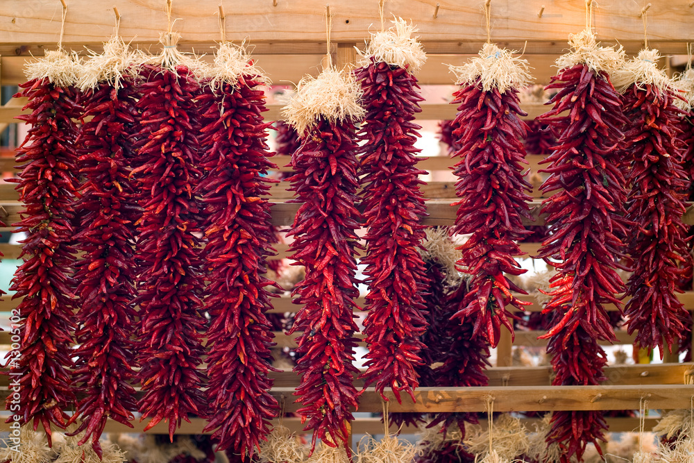 Naklejka premium Papryczki chili wiszące na rynku Santa Fe w Nowym Meksyku