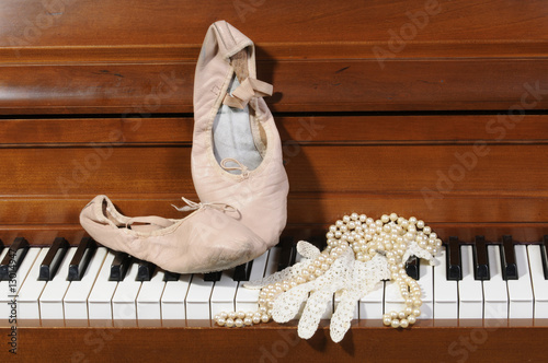 Fotografija Lace glove and pearls on piano keys