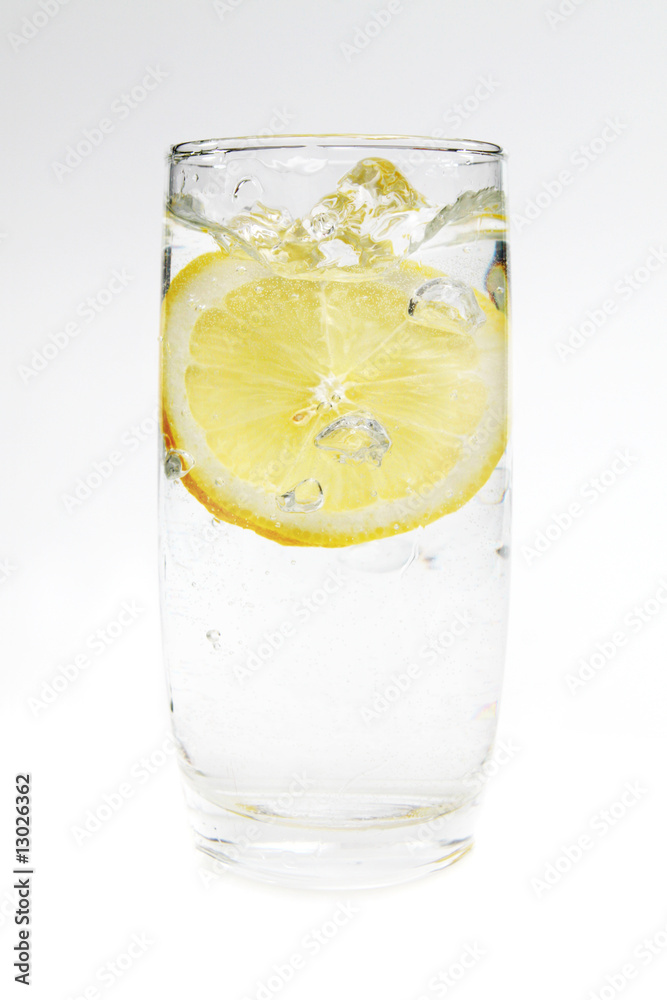 Glas Wasser mit Zitrone