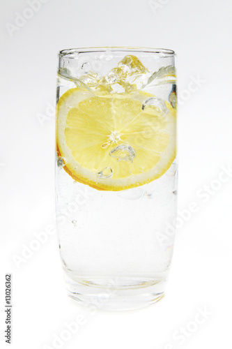 Glas Wasser mit Zitrone