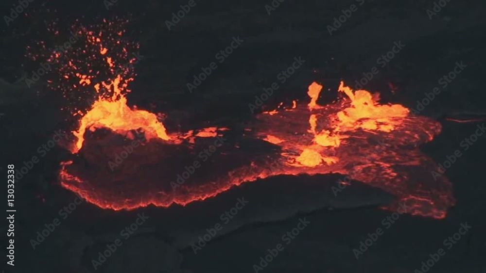 Glühende Lava im Erta Ale mit Eruption