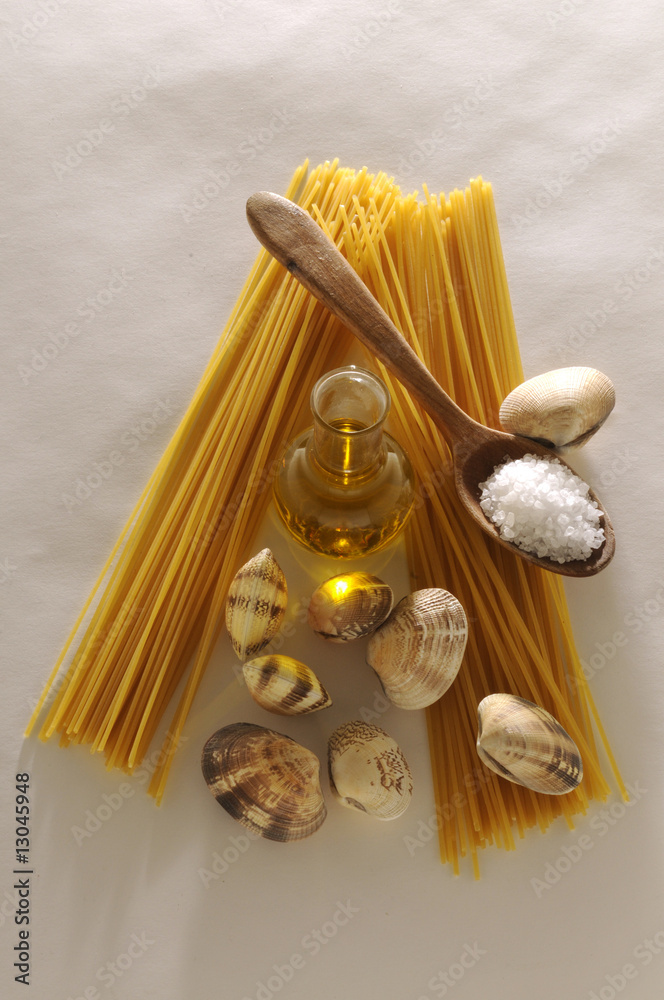 Spaghetti crudi con vongole olio d oliva e sale grosso - obrazy, fototapety, plakaty 