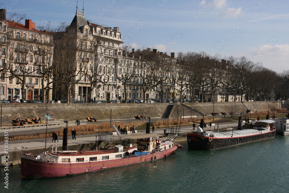 Fototapeta premium Quai du Rhone et péniches