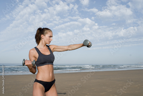 Junge Frau macht Fitness am Strand