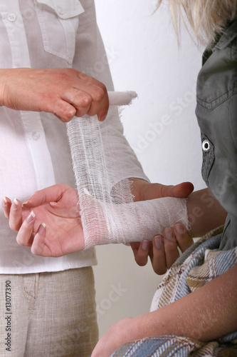 applying bandage for the underarm