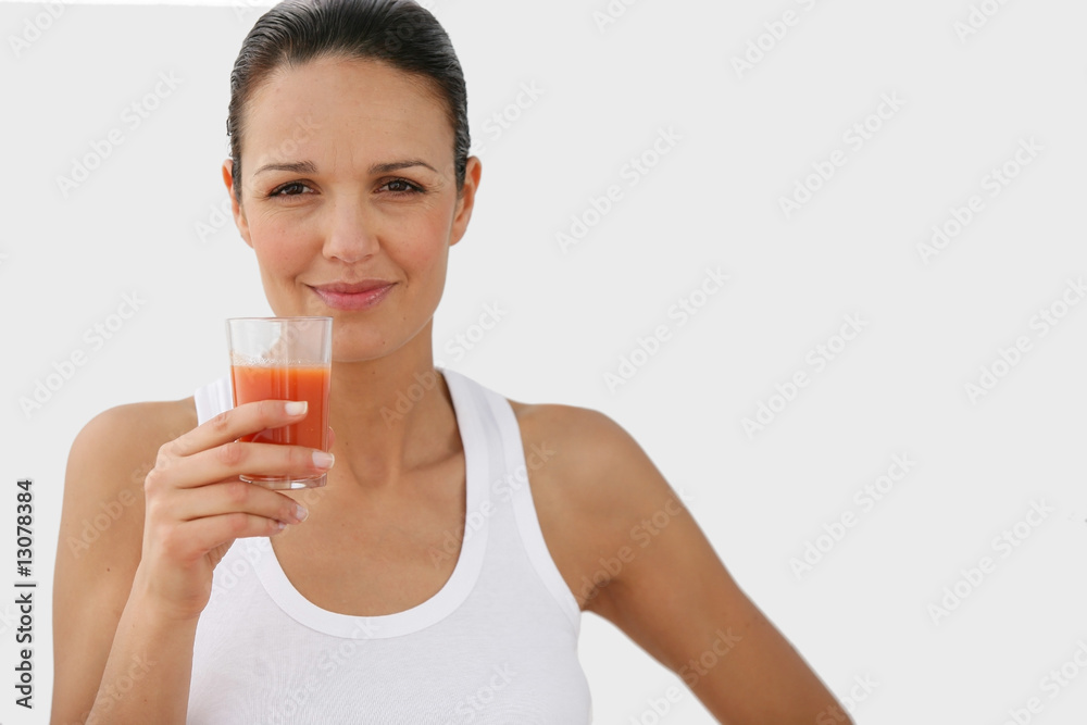 portrait de femme avec un jus de tomate de face portrait de femme avec un jus de tomate de face