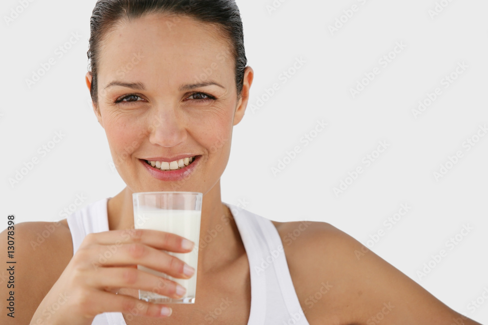 portrait de femme souriante avec verre de lait de face portrait de femme souriante avec verre de lait de face
