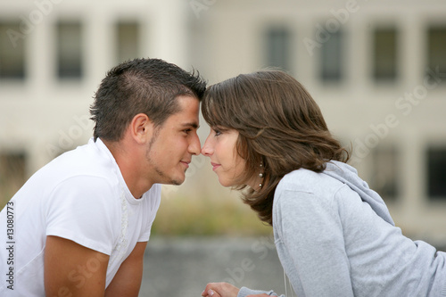 portrait de couple se regardant nez à nez