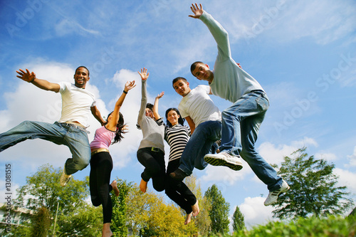 Tableau sur toile hommes et femmes souriants sautant en l'air