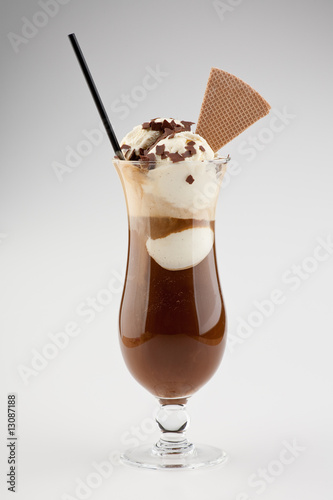 Eiskaffee in schönem Glas mit Waffel und Strohhalm photo