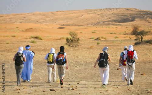 Groupe de randonneurs dans le désert